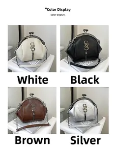 Vue détaillée de sacs coquillages en blanc, noir, marron et argent avec bandoulières