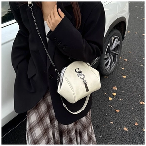 Sac bandoulière tendance en forme de coquillage beige avec chaîne et pompon décoratif