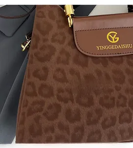 Gros plan du sac à bandoulière léopard avec texture velours et rabat en cuir brun
