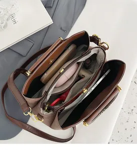 Vue détaillée de l'intérieur du sac seau léopard avec compartiments et fermeture éclair