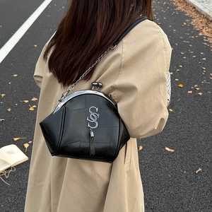 Sac docteur vintage noir avec logo SS argenté et bandoulière chaîne en décor d'automne