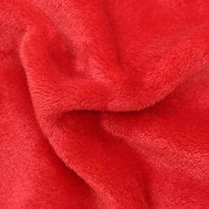 Gros plan du tissu en flanelle rouge pour animaux montrant la texture douce et dense