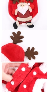Détails d'une cape de Noël pour animaux avec boutons blancs et doublure en peluche douce