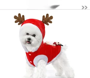 Détail du sweat à capuche de Noël pour animaux en flanelle rouge avec bois de renne