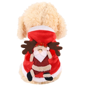 Détail du costume de Noël en flanelle rouge pour animaux avec bois de renne et Père Noël