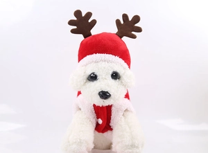 Détail du costume de Noël pour animaux avec bois de renne en peluche et polaire rouge