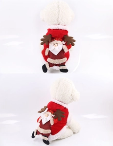 Détail du costume de Noël pour animaux avec poupée Père Noël et bois de renne sur flanelle