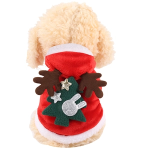Détail du costume de Noël pour animaux en flanelle rouge avec bois de renne et broderie festive