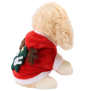 Détail du sweat à capuche de Noël en flanelle rouge pour chat avec des bois de cerf