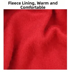 Vue macro de la doublure en polaire rouge douce pour la chaleur et le confort des animaux