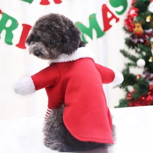 Dettaglio dell'outfit natalizio rosso per cani in pile con bordi in peluche e strisce