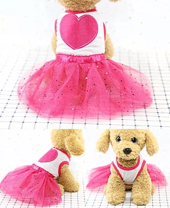 Vues détaillées d'une robe rose pour animaux avec haut en tricot, cœur en peluche et tutu en mesh
