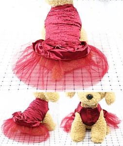Robe rouge pour animaux avec strass violets, jupe en tulle et grand nœud décoratif