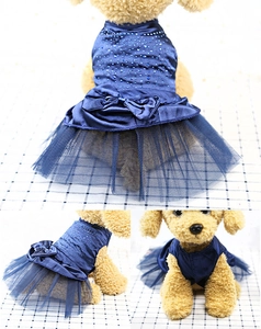 Vue détaillée d'une robe pour chien bleu marine avec strass et jupe en tulle bleu