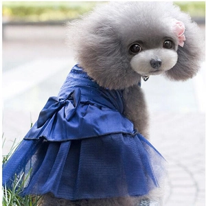 Détail de robe bleu marine pour animaux avec satin, strass et jupe en tulle multicouche