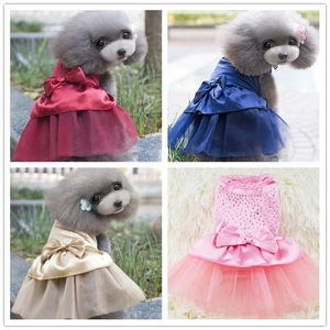 Détail de quatre robes élégantes pour chiens avec haut en satin, nœud et jupe en tulle