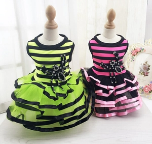 Détail de la robe de princesse pour animaux avec jupe en tulle et araignée en strass