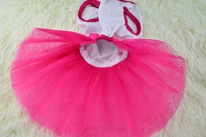 Détail de robe pour animal avec jupe en tulle rose vif et paillettes pour chiens
