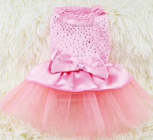 Détail d'une robe de princesse rose pour animaux avec tulle et nœud en satin élégant