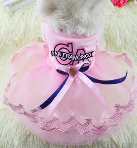 Détail de la robe de princesse rose pour chien avec cœur en strass et appliqué brodé