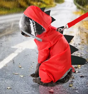 Détail de l'imperméable pour chien dinosaure rouge avec capuche transparente et anneau en D