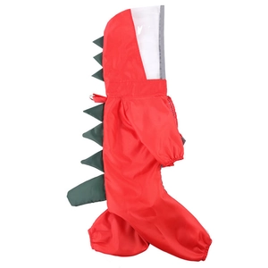 Détail de l'imperméable rouge pour chien style dinosaure avec visière PVC et crêtes vertes
