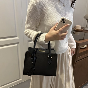 Sac fourre-tout noir mat classique avec lettrage doré et poignées pour usage quotidien
