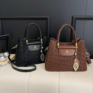 Sacs seaux à imprimé léopard noir et marron avec poignées tressées et charms feuille