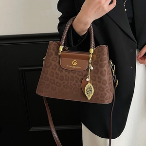 Sac seau à imprimé léopard avec poignée tressée et pendentif feuille élégant