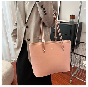 Dettaglio borsa tote rosa texture litchi con spalline multiple e metallo argento