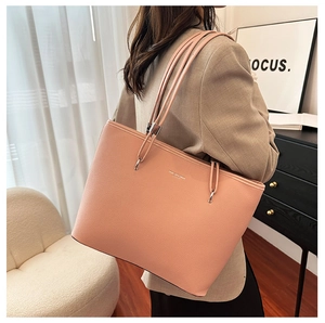 Dettaglio borsa tote in pelle rosa a grana con scritte dorate moda ed eleganti