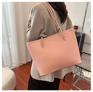 Dettaglio della borsa tote rosa in pelle martellata con fibbie in metallo argento