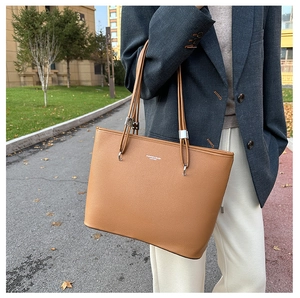Dettaglio borsa tote marrone caramello in pelle testurizzata con finiture in metallo argento