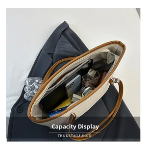 Vista dall'alto della spaziosa borsa tote beige con spazio per tablet e cosmetici
