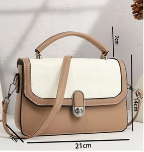 Detailaufnahme mit 21cm Breite, 14cm Höhe, 7cm Tiefe und Griffmaßen der Handtasche