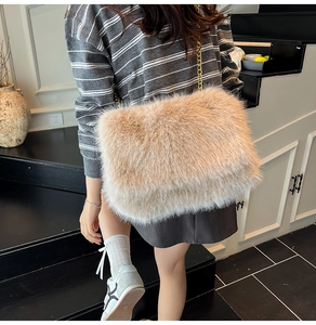 Dettaglio della borsa shopper in pelliccia sintetica beige con catena in metallo dorato