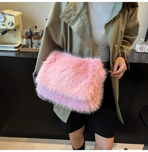 Detailed shot of pink faux fur tote bag with golden metal chain strap on model