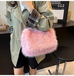 Dettaglio della texture della borsa in ecopelliccia rosa con catena dorata