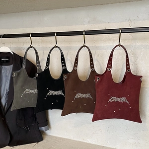 Τσάντα tote με τρουκς σε λαδί, μαύρο, καφέ και μπορντό με ροκ γραφικά και σουέτ υφή
