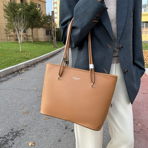 Grande borsa tote da donna in pelle color caramello con elegante trama a litchi