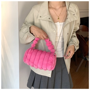 Vue détaillée du sac peluche rose avec texture en fausse fourrure et chaîne dorée