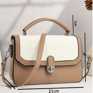 Gesteppte Umhängetasche in Beige und Weiß mit Metalldrehverschluss und Maßangaben