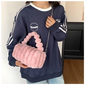 Détail du sac polochon en peluche rose avec texture en fausse fourrure et chaîne en métal