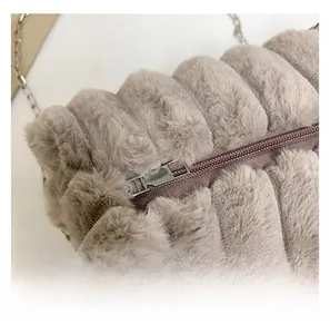 Détail de la fermeture éclair argentée et texture pelucheuse du sac à bandoulière