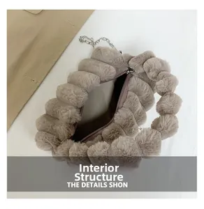 Détail de la structure interne du sac à bandoulière en peluche avec fermeture éclair
