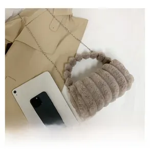 Détail du sac oreiller en peluche marron clair avec texture ondulée et anse douce
