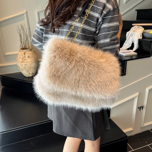 Elegante borsa tote beige in ecopelliccia con catena dorata, borsa a tracolla invernale pelosa