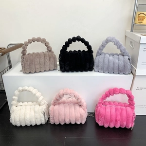 Sacs à main en peluche rayée en six coloris avec anses pompons et bandoulière chaîne