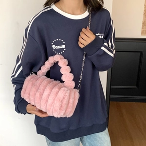 Sac oreiller en peluche rose avec bandoulière chaîne et poignée pour mode femme