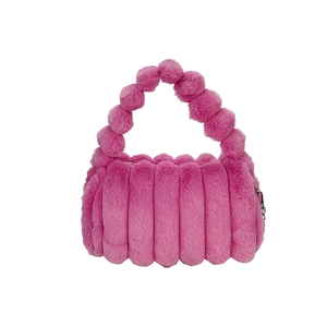 Sac bandoulière rose en fausse fourrure pelucheuse avec texture rayée et anse pompons